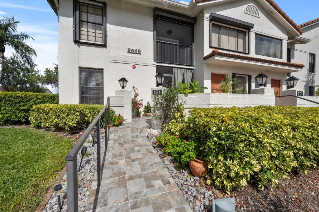 9668 Sills Dr. E 101, Boynton Beach